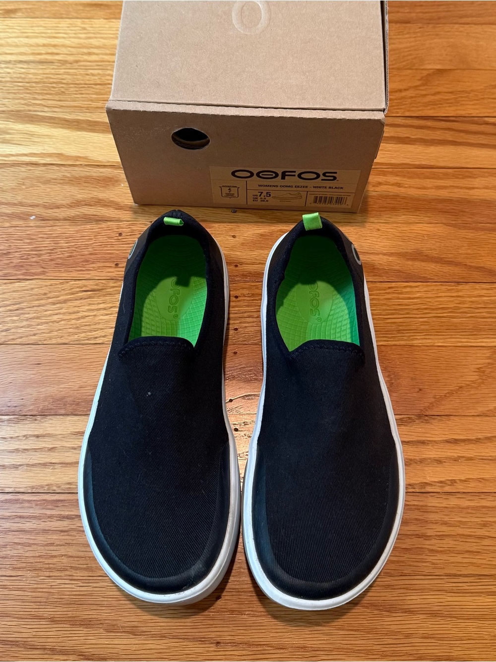 Oofos Women’s OOMG EEZEE Slip-On Shoes black/white size 7.5 EUC